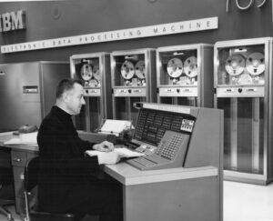 El Padre Busa trabajando con ordenadores IBM