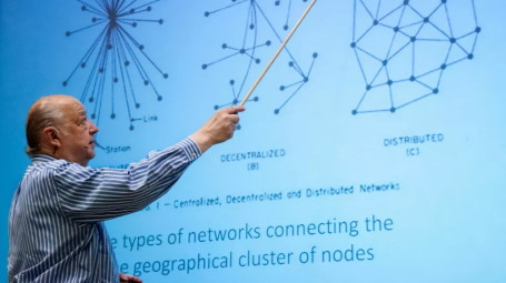 Baran, en el año 2010, explicando en RAND su proyecto de red "galáctica".