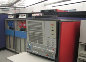 Vista frontal de un ordenador IBM 360.