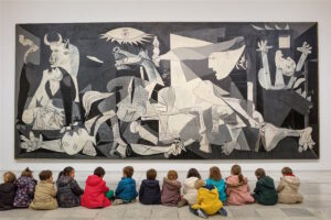 niños viendo el Guernica. La educación, lo primero.
