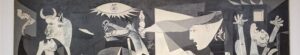 Grupo de niños observando el Guernica de Picasso. La educación es nuestro tesoro más grande.